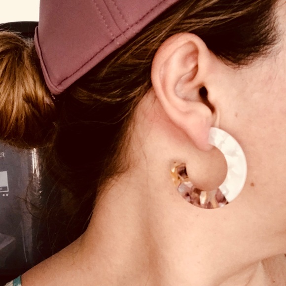 CAMILLE RESIN HOOP EARRINGS PEARL MULTI 1.5” - Picture 7 of 7